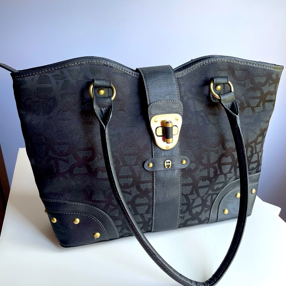 An Etienne Aignier logo handbag!